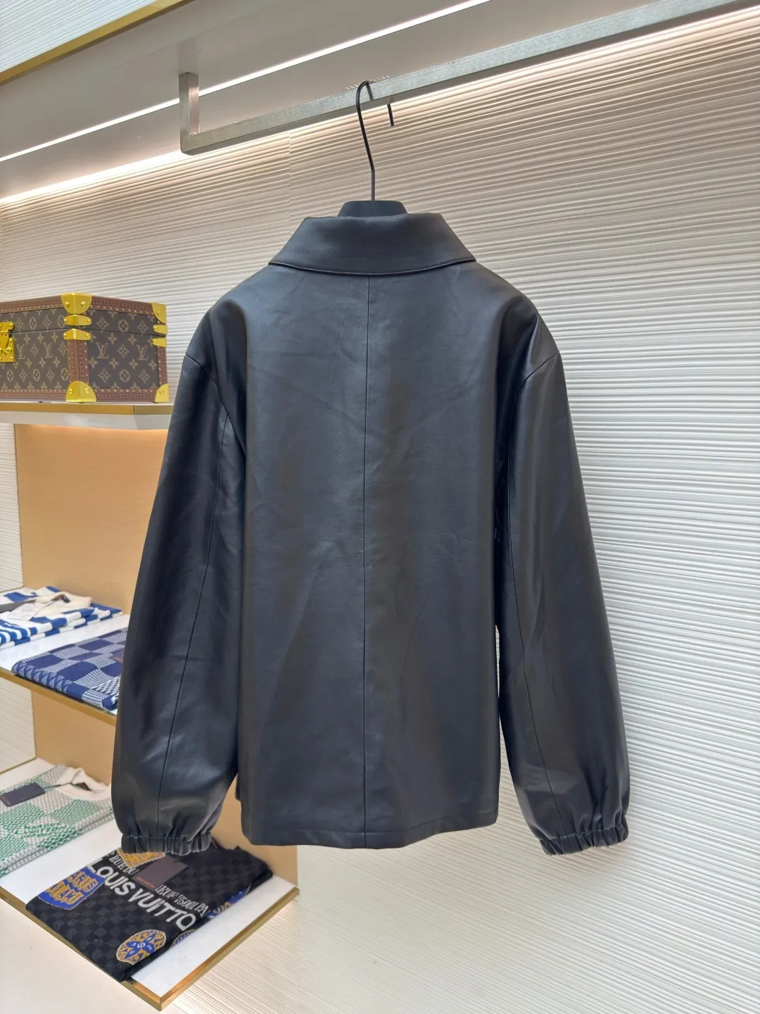 Chrome Hearts Cross Silver Leather Jacket ●Item No.: 1680457-C65 ●Material: black pebbled leather fabric ●Technology: patch embroidery ●Version: loose fit ●Weight: about 875 grams ●Size: S-M-L ●Description: The fabric is custom-woven using black pebbled genuine leather. Customized silk jacquard logo lining. Customized 925 silver cross. Embroidery is processed by TAJIMA machine. Patch embroidery process. Customized leather trademark. Customized leather size. Customized 5.8cm metal logo label. Customized 18mm four-button buckle. Customized 18mm two-button button. Customized accessories. Same style for men and women. Full of street feel. Very good workmanship details. The overall wiring is straight and delicate, the fabric is comfortable and soft, and the color is consistent without color difference. It can be matched with the same style to create a fashionable look and control various occasions. Customized accessories, complete with three standards, same style for men and women!